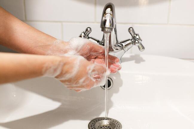 01_A_person_washing_his_hands_at_the_two-handle